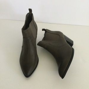 Bella Vita Women's Emerson Chelsea Boot Shoe Size 7.5